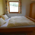 לינה וארוחת בוקר Haus Schweigl 3*
